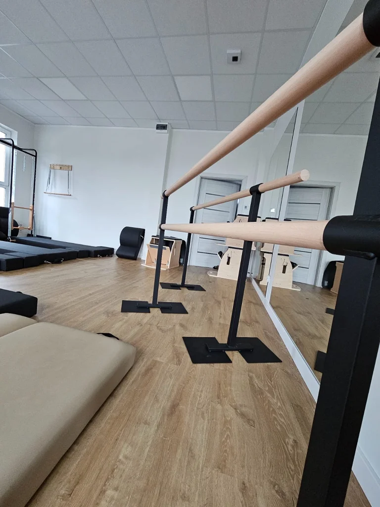 Dwupoziomowy drążek barre w sali Holica Studio