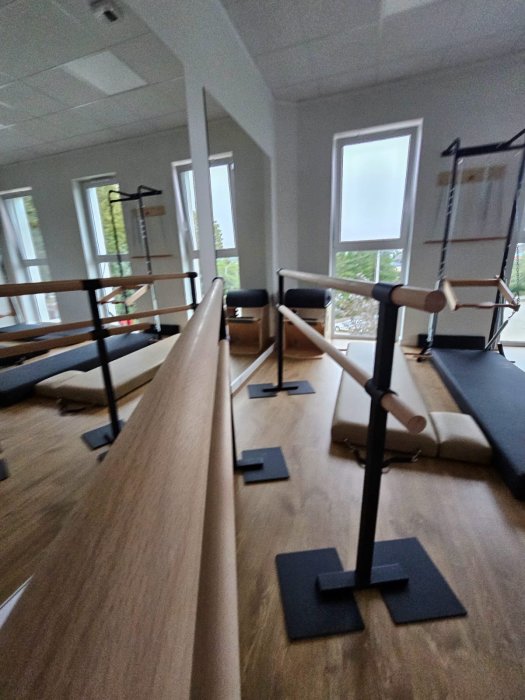 Drążek barre i jasna sala ćwiczeń w Holica Studio