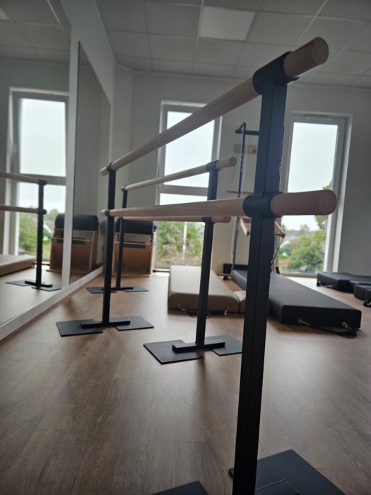 Drążek barre przy oknach w sali Holica Studio