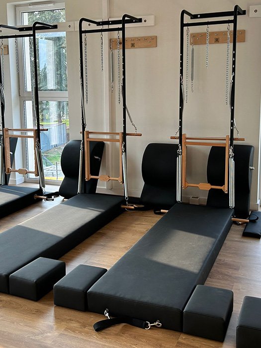 Wall tower i maty do pilatesu w sali Holica Studio
