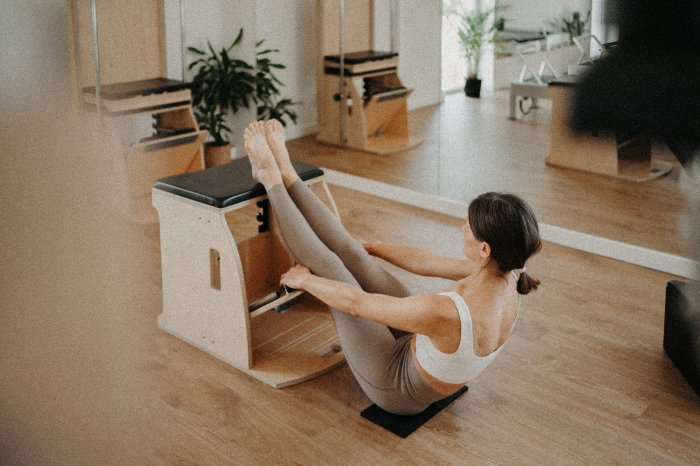 Ćwiczenie teaser na wunda chair w sali Holica Studio